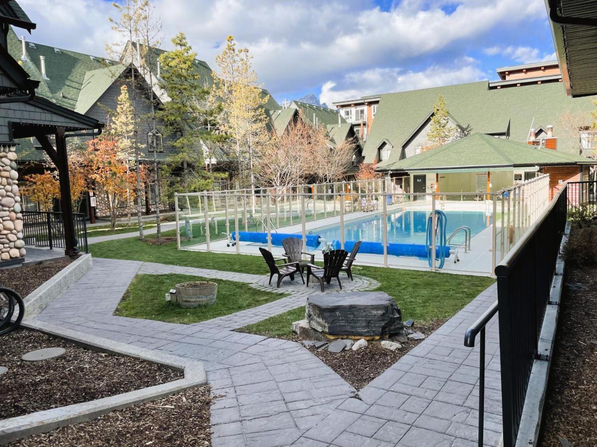 Renovated Chalet At Mystic Springs, Mountain Views, Pets Welcome! Canmore Zewnętrze zdjęcie
